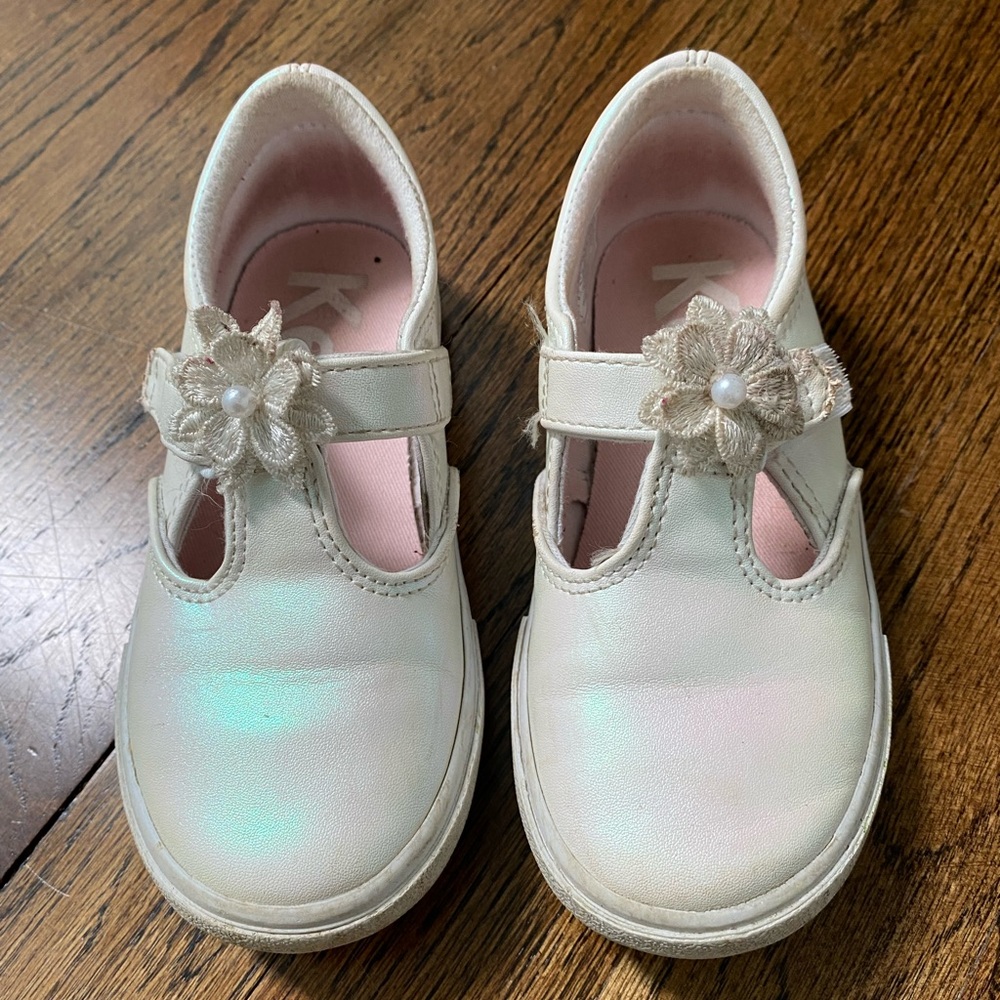 Keds- Daphne flower white pearlized toddler girl size 9.5 Mary Jane t-strap shoe